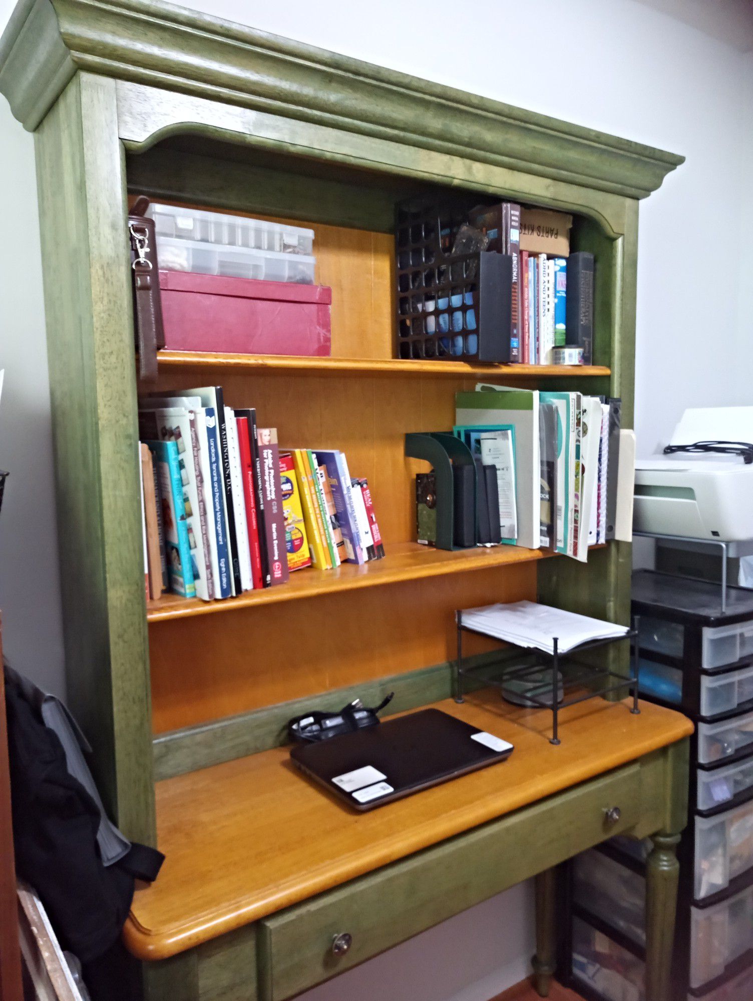 Hutch/desk with bookshelf/ storage