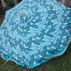 Huge sz pool umbrella with long pole paraguas higante DESPONIBLE PARA SU PATIO or PORCHE