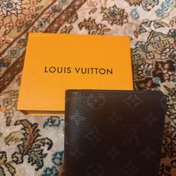 Louis Vuitton black (logo)