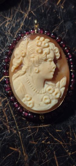 14k Cameo broche and pendant.