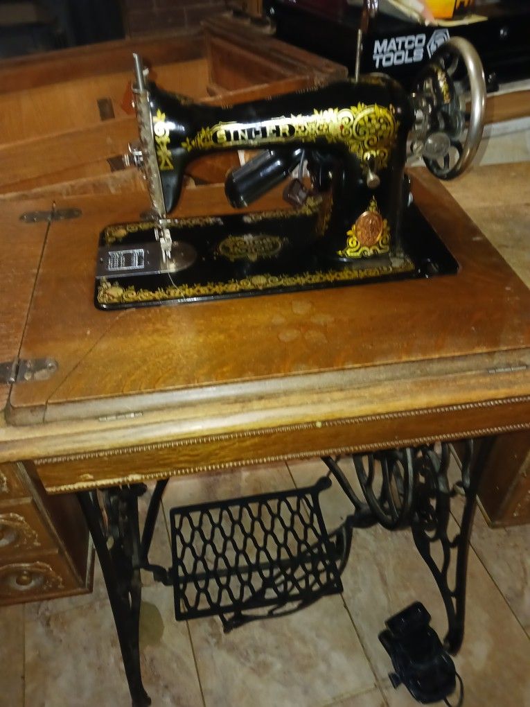 Early 1900s Singer Sewing Machine