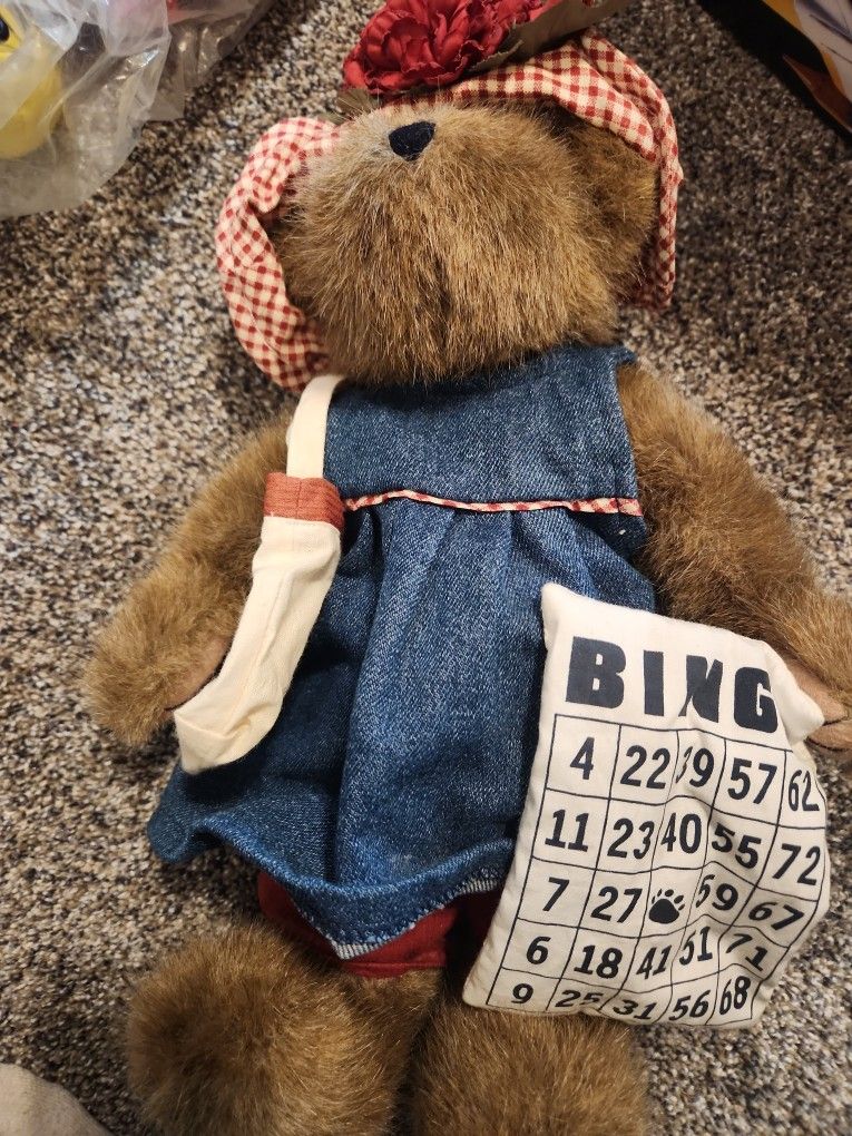 RARE...Retired, Boyds Bears, Miss Winsalot #93286V. Excellent cond, see pics!