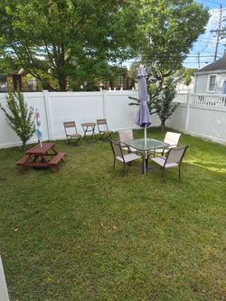 Table/Chairs Umbrellas
