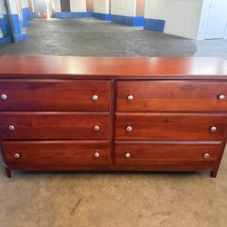 6‑Drawer Solid Wood Dresser – Great Condition