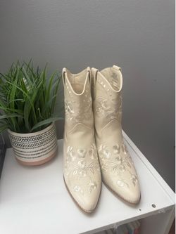 MIA Ivory Embroidered Western Boots, Size 7.5, Worn Once