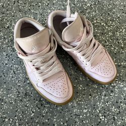 Jordan 1 Low Arctic Pink Gum (Women's)