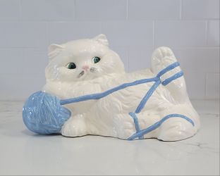 VTG White Ceramic Persian Cat Playing with Yarn Figure Kitty Kitten Statue 12"