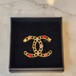 Beautiful New Brooch Includes Gift Box