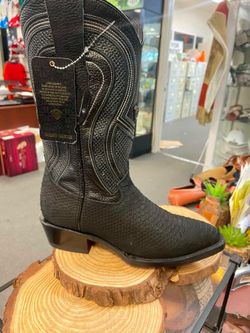 Nuevas botas vaqueras de piel con suela roja