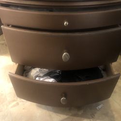 ONE NIGHT STAND WITH 3 DRAWERS GREAT CONDITION WITH MARBLE IN THE TOP 