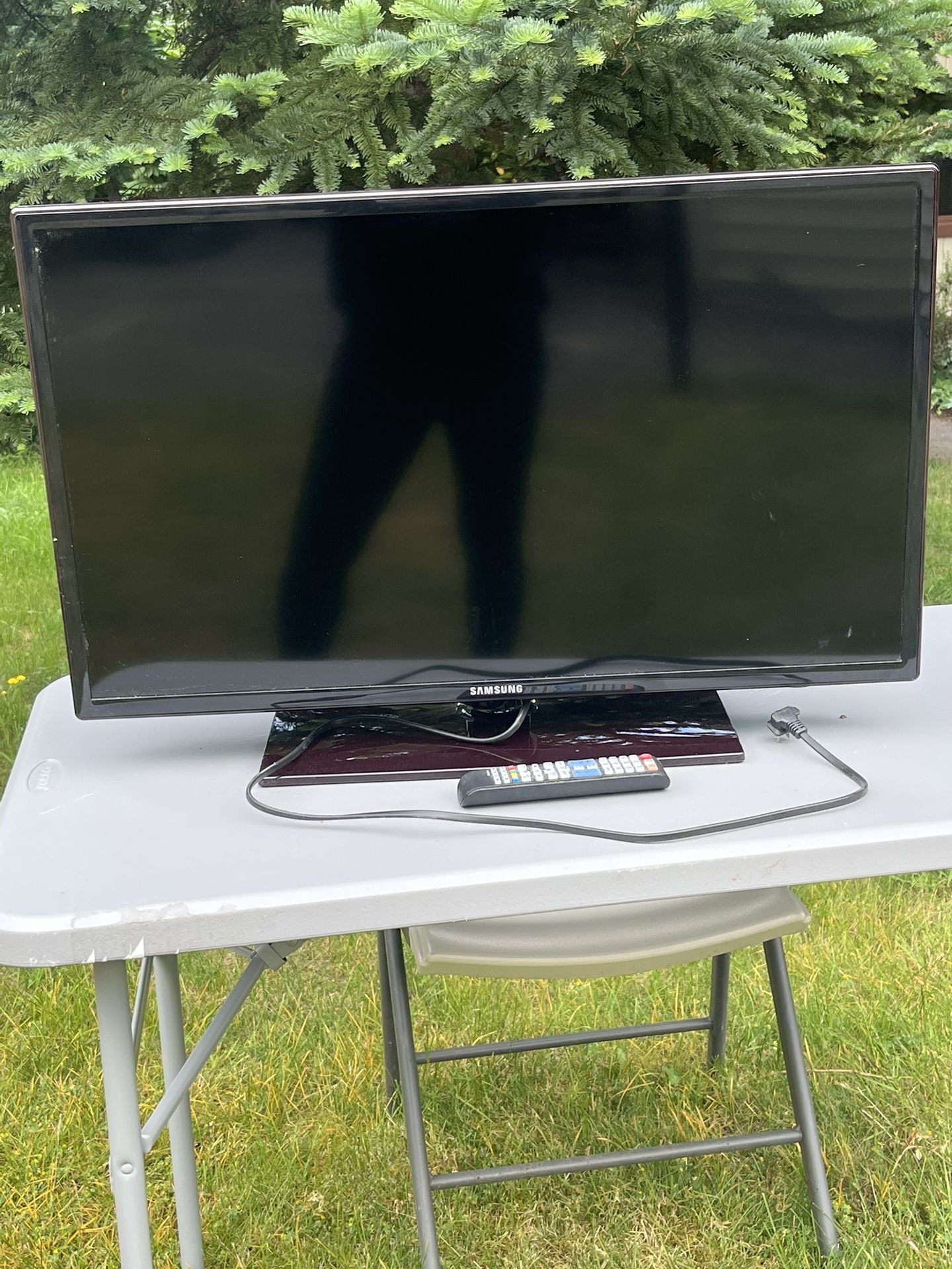 32” Samsung TV and Remote