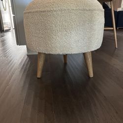 Boucle/Wood Ottoman 