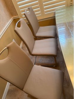 Dining table with 6 chairs leather in an excellent condition