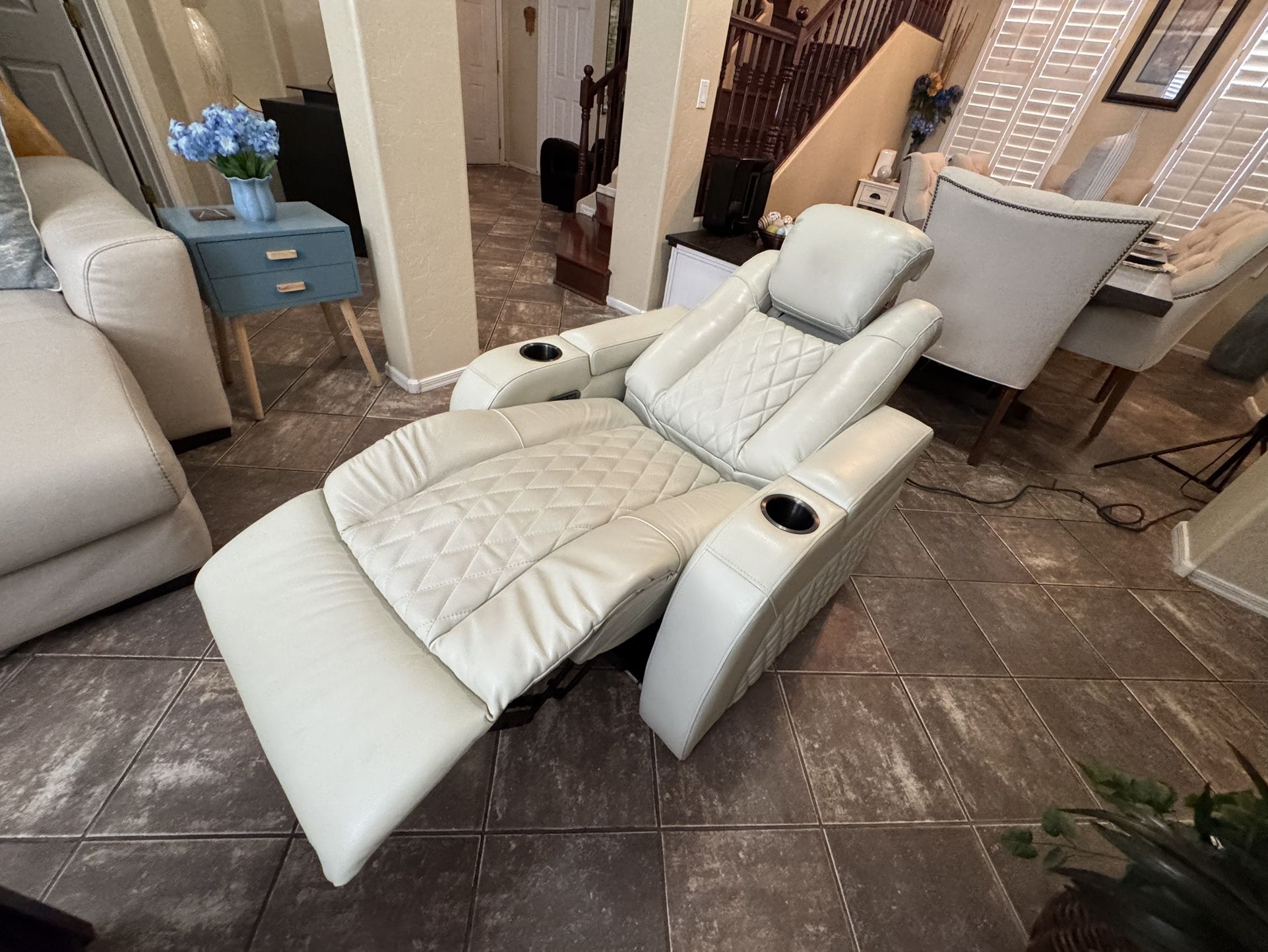 Beautiful White Power Leather Recliner Chair In Excellent Condition