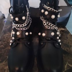 Women's Size 6 And 1/2 Cute Boots.. Never Worn.. Brand New