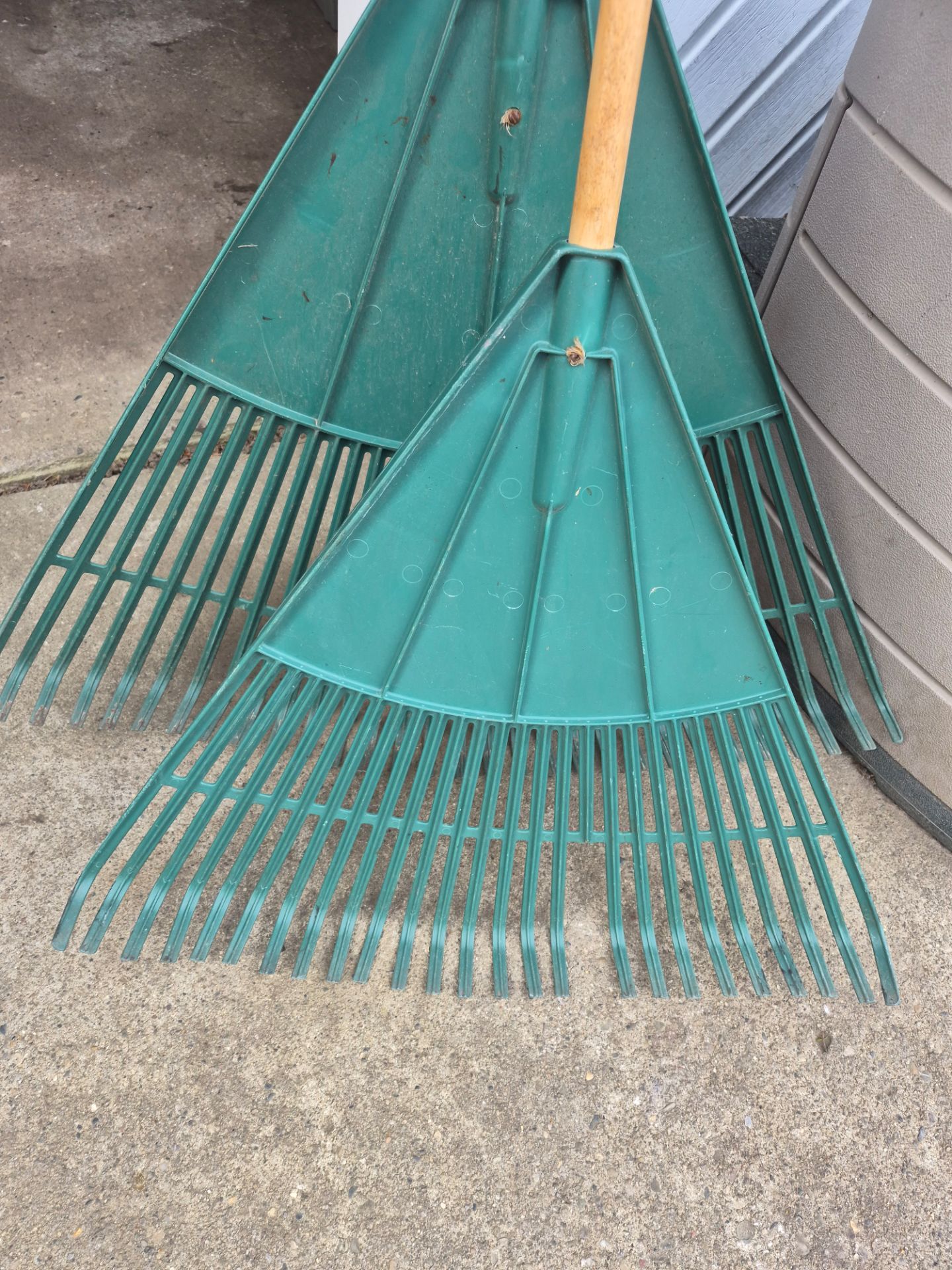 2 rakes 1 has 1 tooth missing foam handles