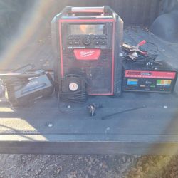 Milwaukee M18 Radio Charger 