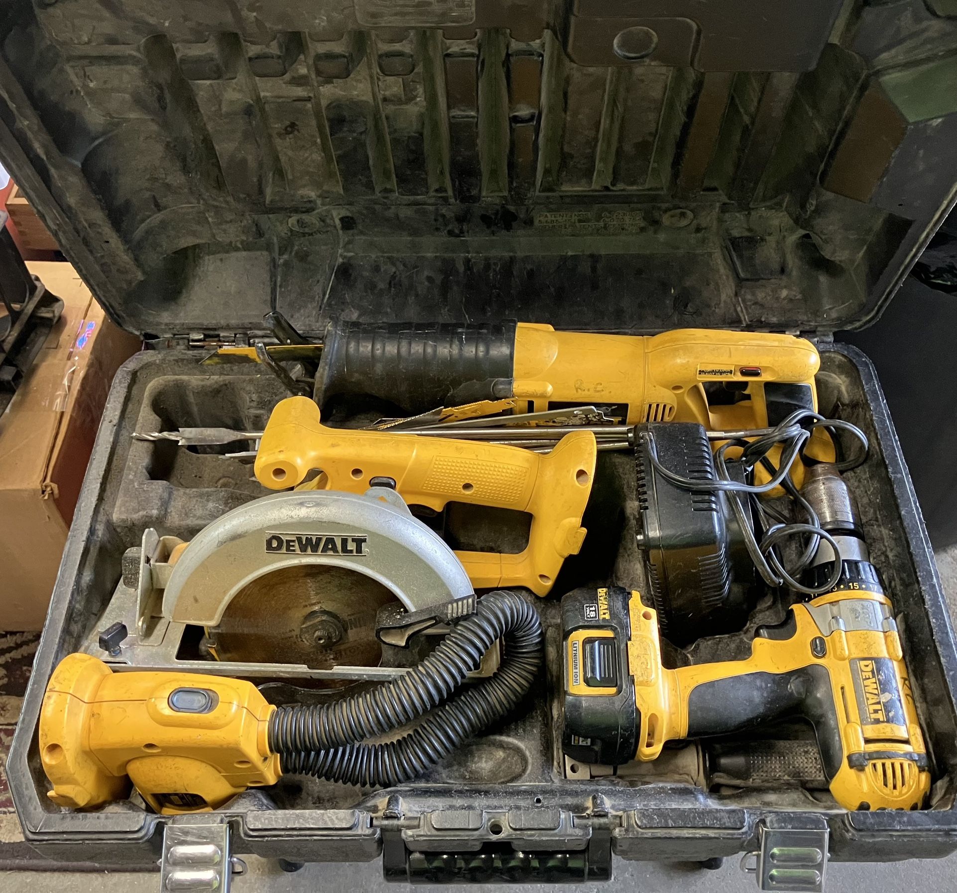 Dewalt 18V Kit (Extra Drill & Light)