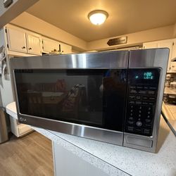 Microwave oven – LG – 2.0 cu ft. - nice and clean – works great 