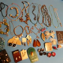 Lot of  jewelry, collars bracelets Earrings € pins