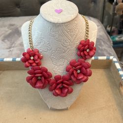 Necklace With Dark Pink Beaded Flowers With Gold Pleated Chain And Adjustable Length 