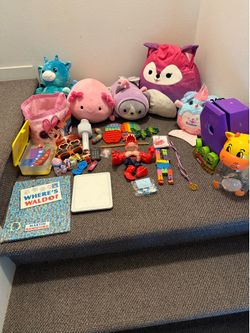 Kids fun assorted toy lot includes:  Plush stuffy’s, poppers, Minnie mouse handbag, and lots of knickknacks all in good condition coming from a pet an