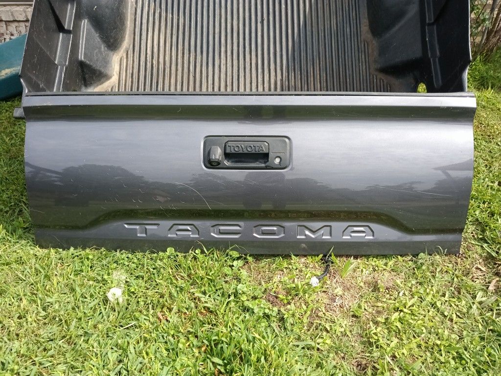 Toyota Tacoma   Tailgate 