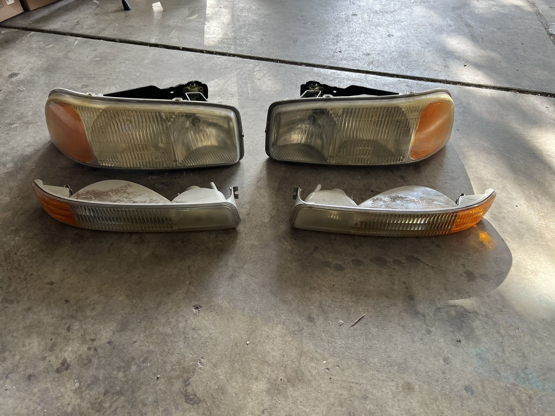 1999 To 2006 GMC Sierra Headlights