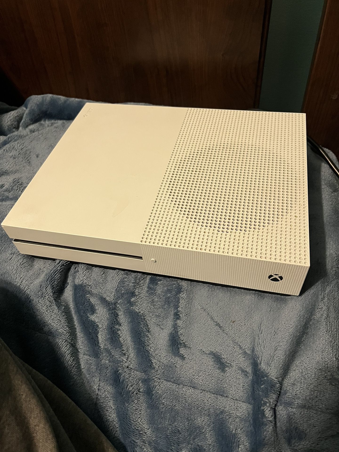 Xbox One S 1tb Used With Controller