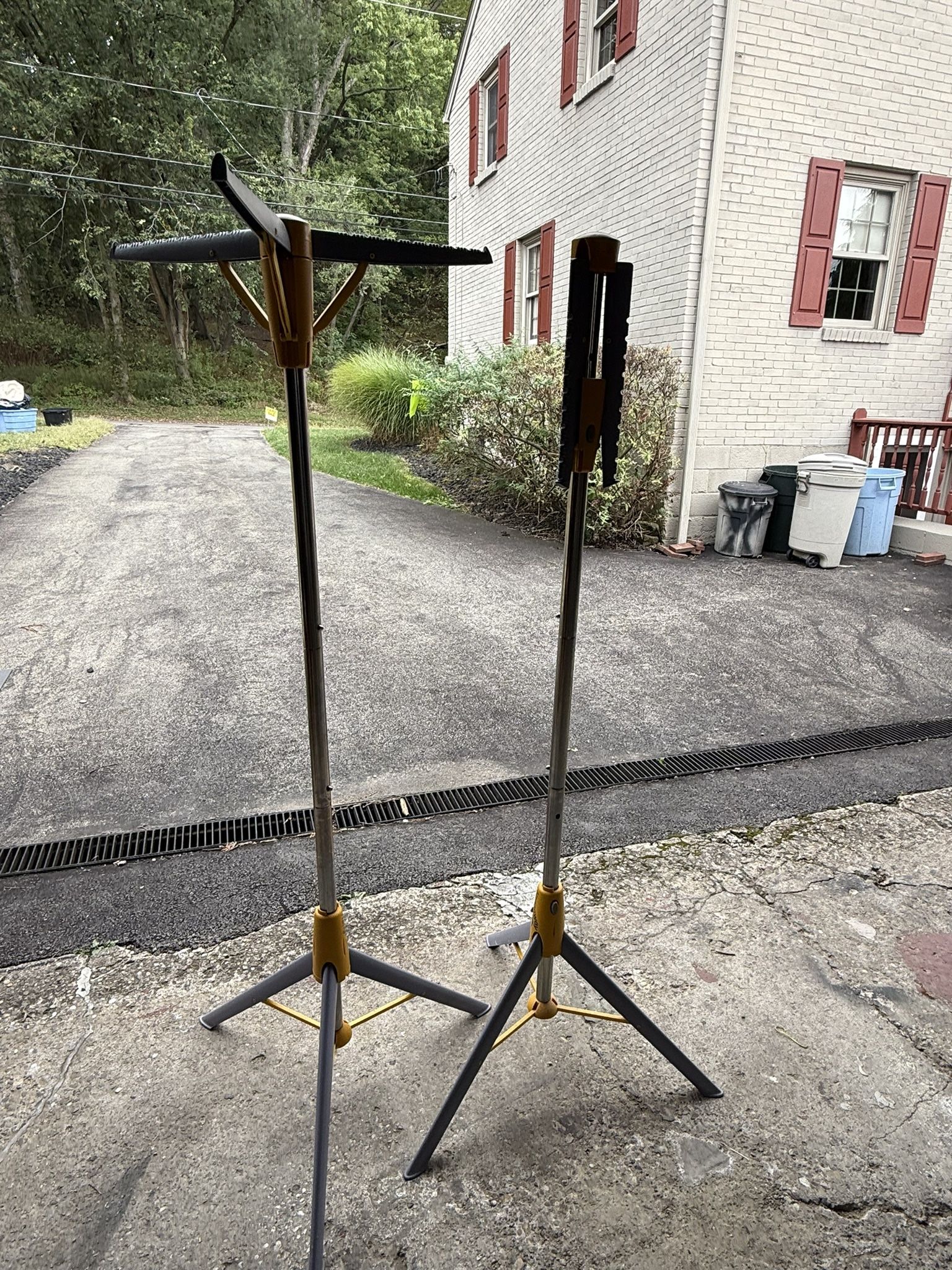 CLOTHING HANGING RACK (. BOTH PENDING)