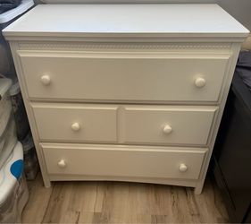 LikeNEW Wooden 3 Drawer Dresser w/ Beaded Trim White W35 D19 H34