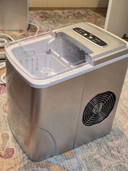 Insignia- 26 Lb. Portable Icemaker with Auto Shut-Off - SILVER