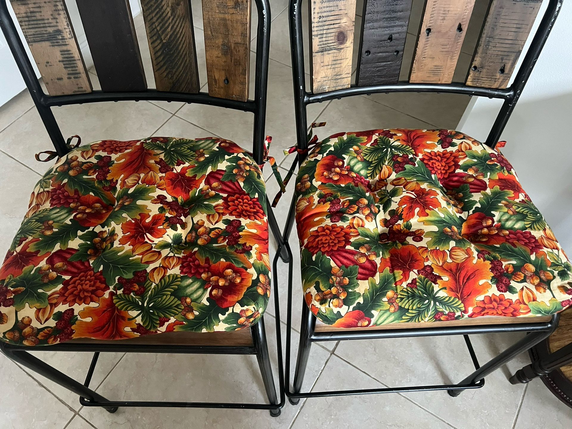 Vintage - Chair Cushion with a fall-themed pattern