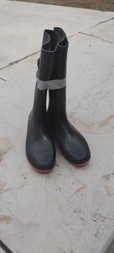 WOMAN/GIRL  7 -7 1/2  RAIN/SNOW BOOTS