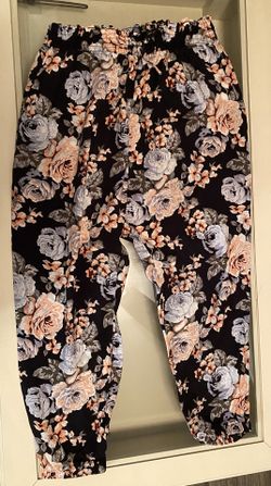 Floral jogger style pants 👖