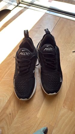 Women’s size 7 Nike air 270