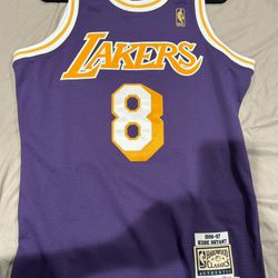 Lakers Jersey Kobe 189$ Size Medium Like New