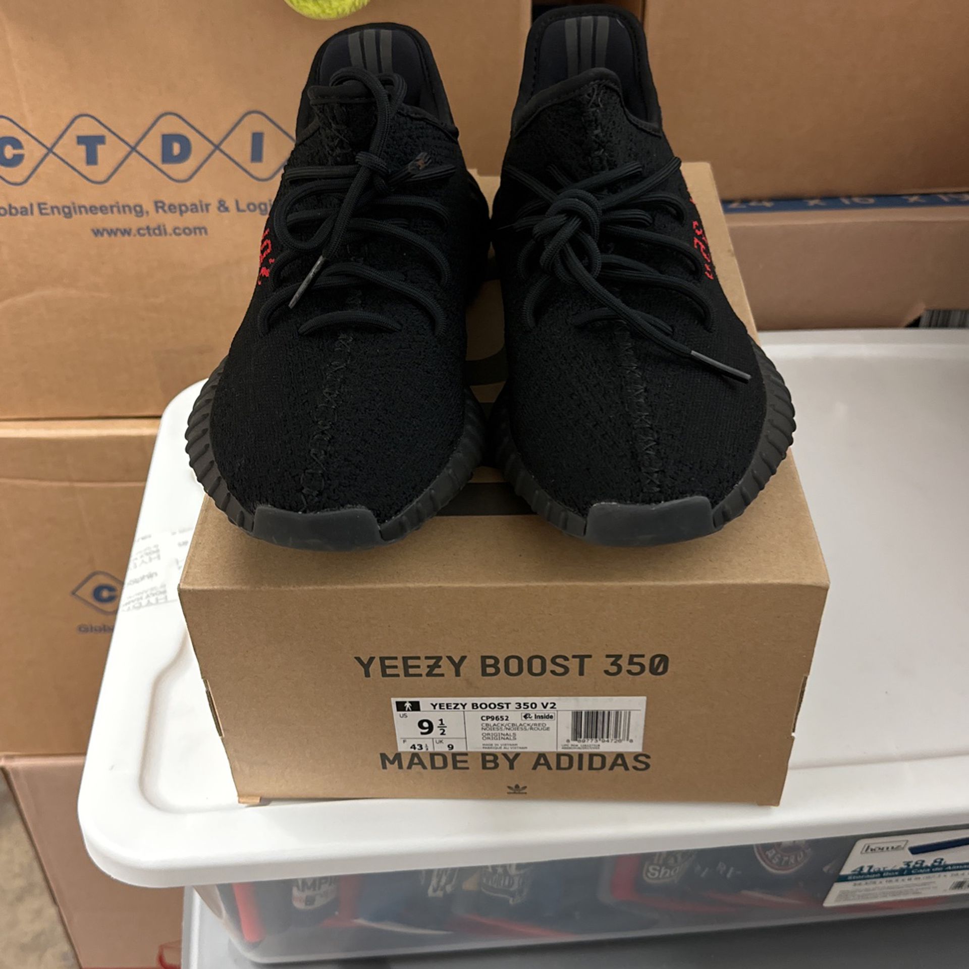 Abuelos visitantes patata ingresos Adidas Yeezy Boost 350 V2 Black Red Bred CP9652 Bred Size 9.5 for Sale in  Bedford Park, IL - OfferUp