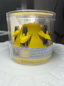 Wilton Cupcake Tip Set with Container