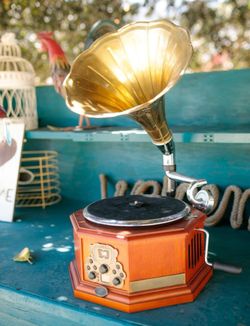 Vintage antique phonograph/gramophone