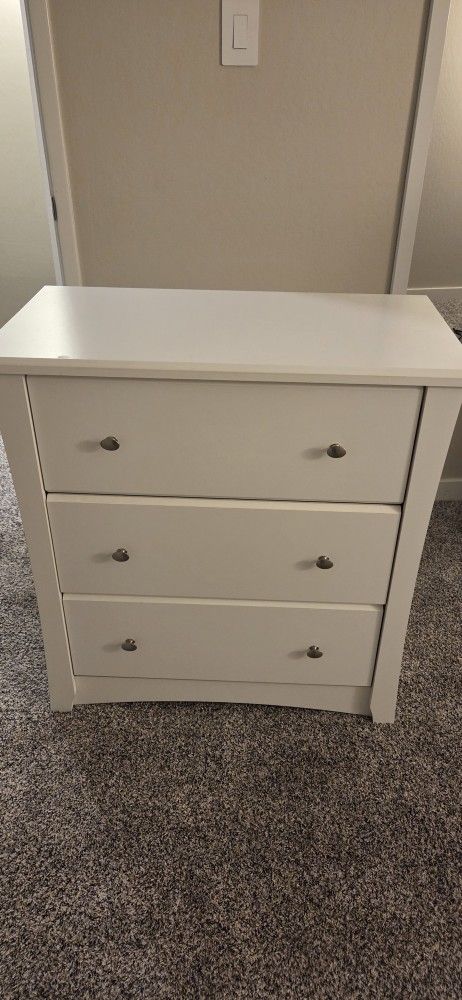 White 3-drawer Dresser 