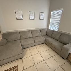 Modern Gray Sectional Couch – Great Condition