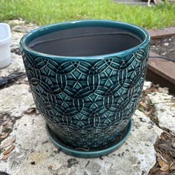 Elegant  ceramic pot w/base