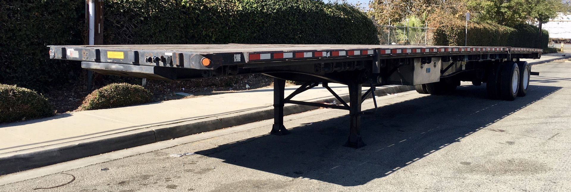 Utility flatbed trailer