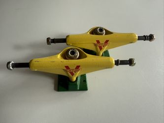 Venture Skateboard Trucks - Yellow/ Green Rasta Edition