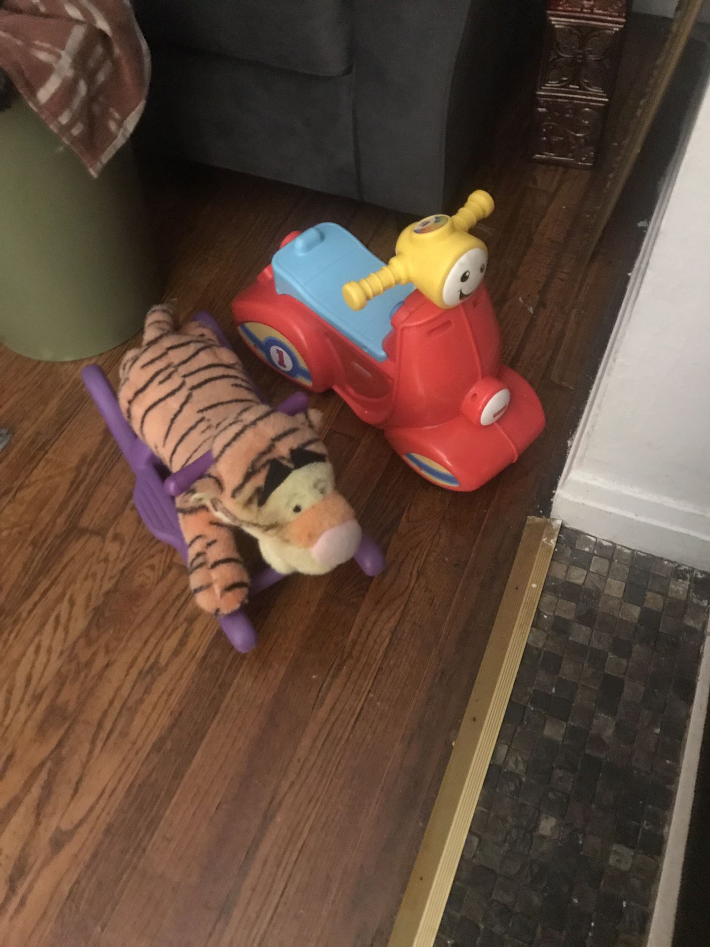 Kid toy.. car sing and talk... free ... porch pick up