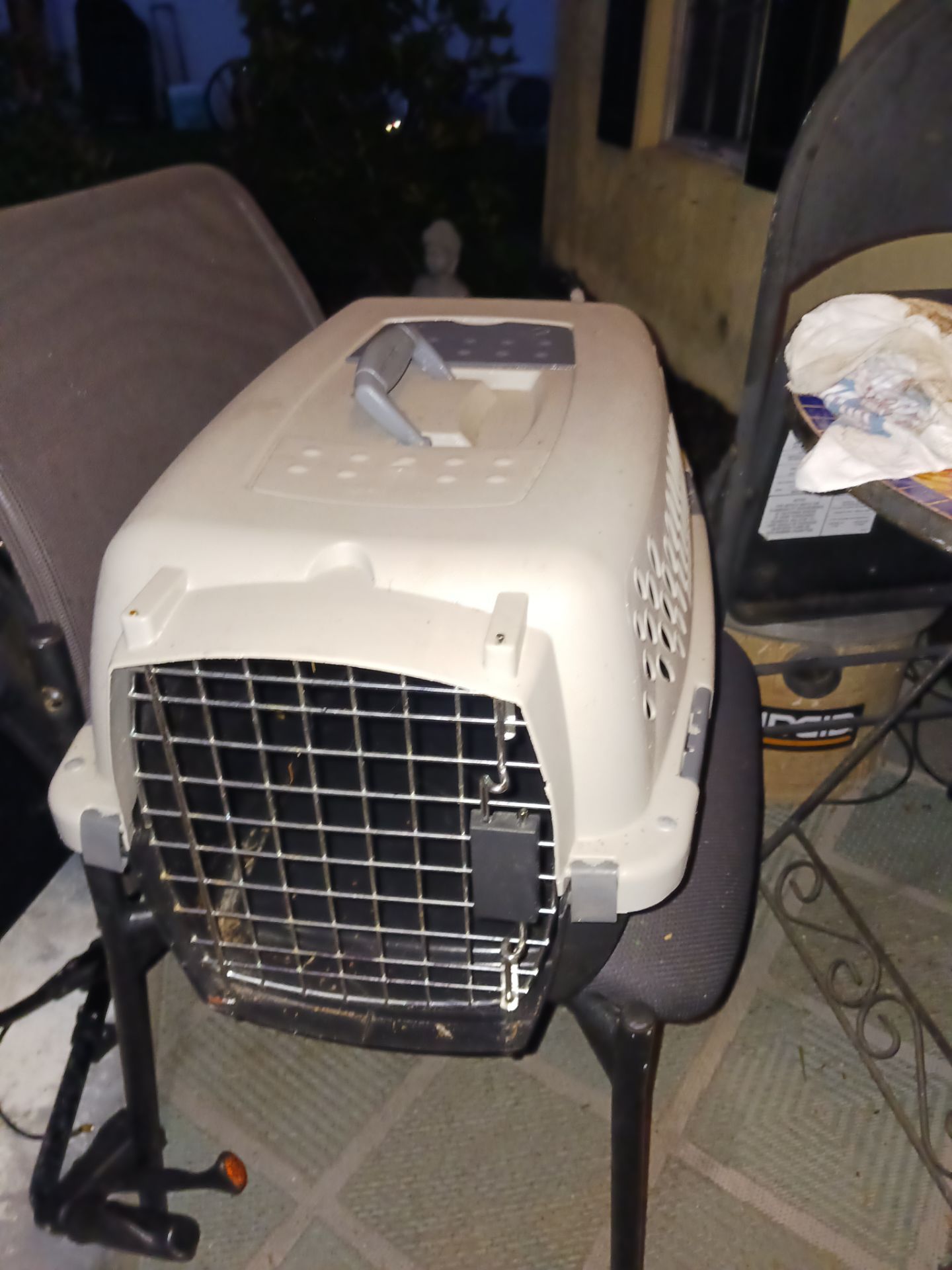 2 LIKE NEW SMALL PET CRATES 18IN AN 16IN 10 EACH FIRMLOOK MY POST TONS ITEM