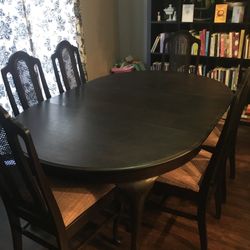 Peck & Hills Antique/Vintage Queen Anne dining table + 6 cane back chairs. Includes 3 leaves.