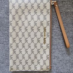 Micheal Kors Wristlet