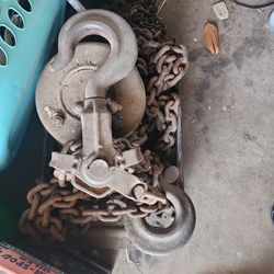 Extremely large chain with hook hoists.